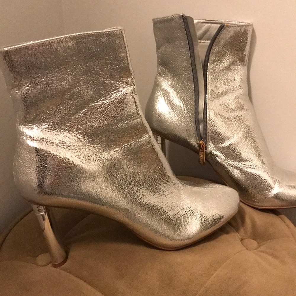 Brand new Silver Cape Robbin Boot